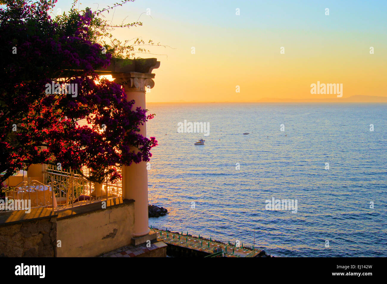 Vue depuis Sorrente, Italie au crépuscule d'une fleur terrasse drapé Banque D'Images