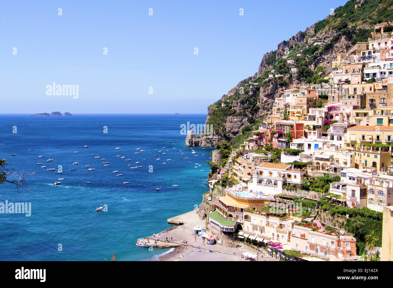 Vue vers la ville côtière de Positano sur la côte amalfitaine d'Italie Banque D'Images
