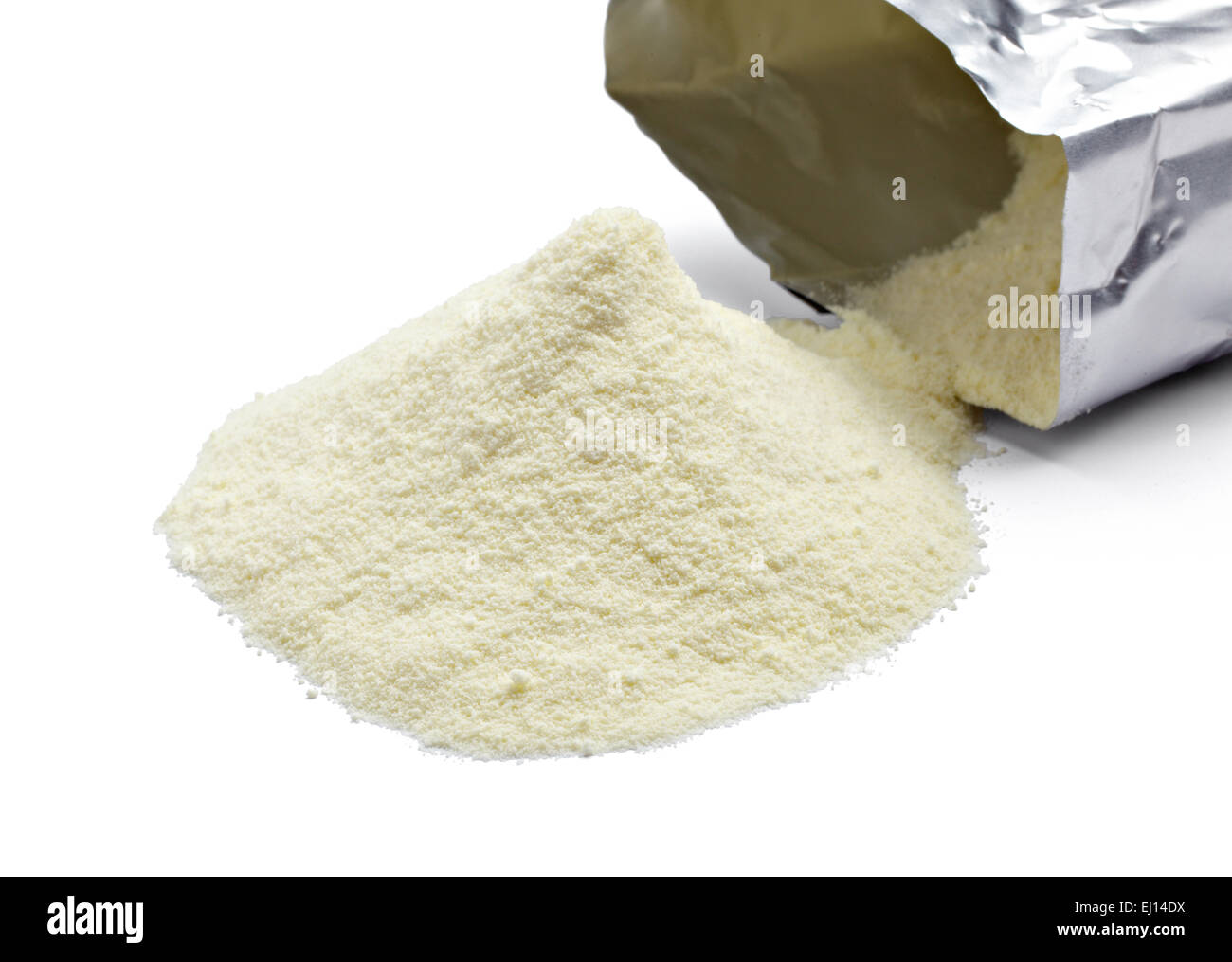 Close up de lait en poudre et la cuillère pour bébé sur fond blanc avec clipping path Banque D'Images
