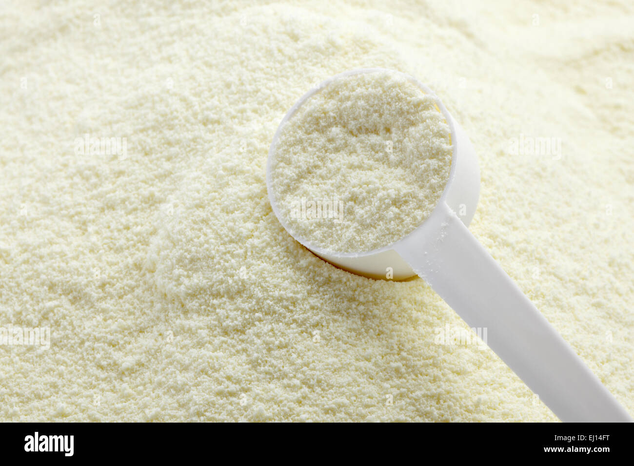 Close up de lait en poudre et la cuillère pour bébé sur fond blanc avec clipping path Banque D'Images