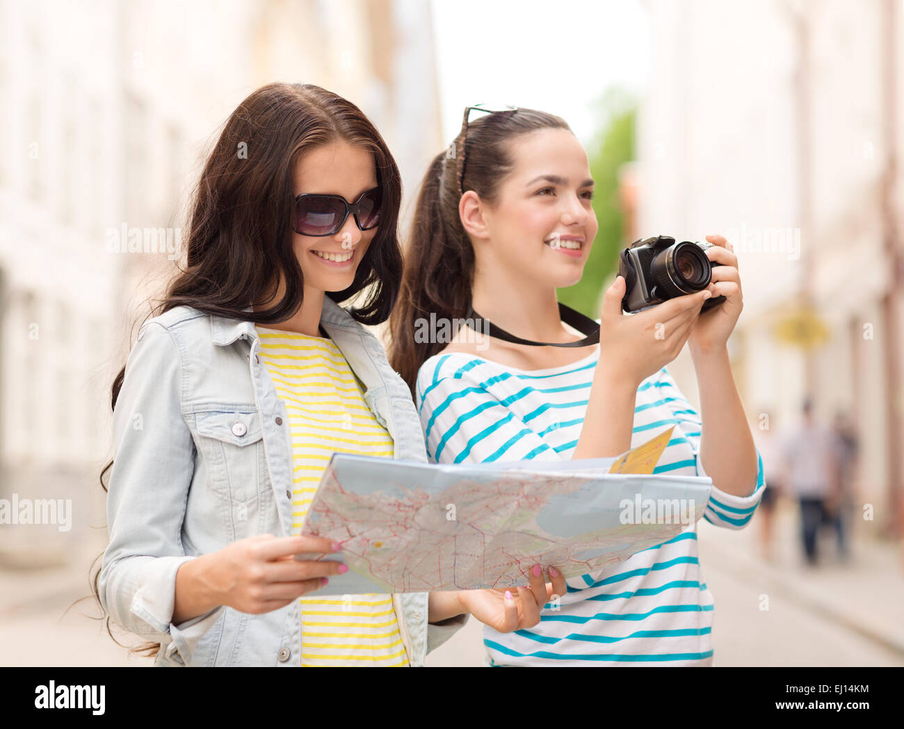 Smiling teenage girls avec la carte Banque D'Images