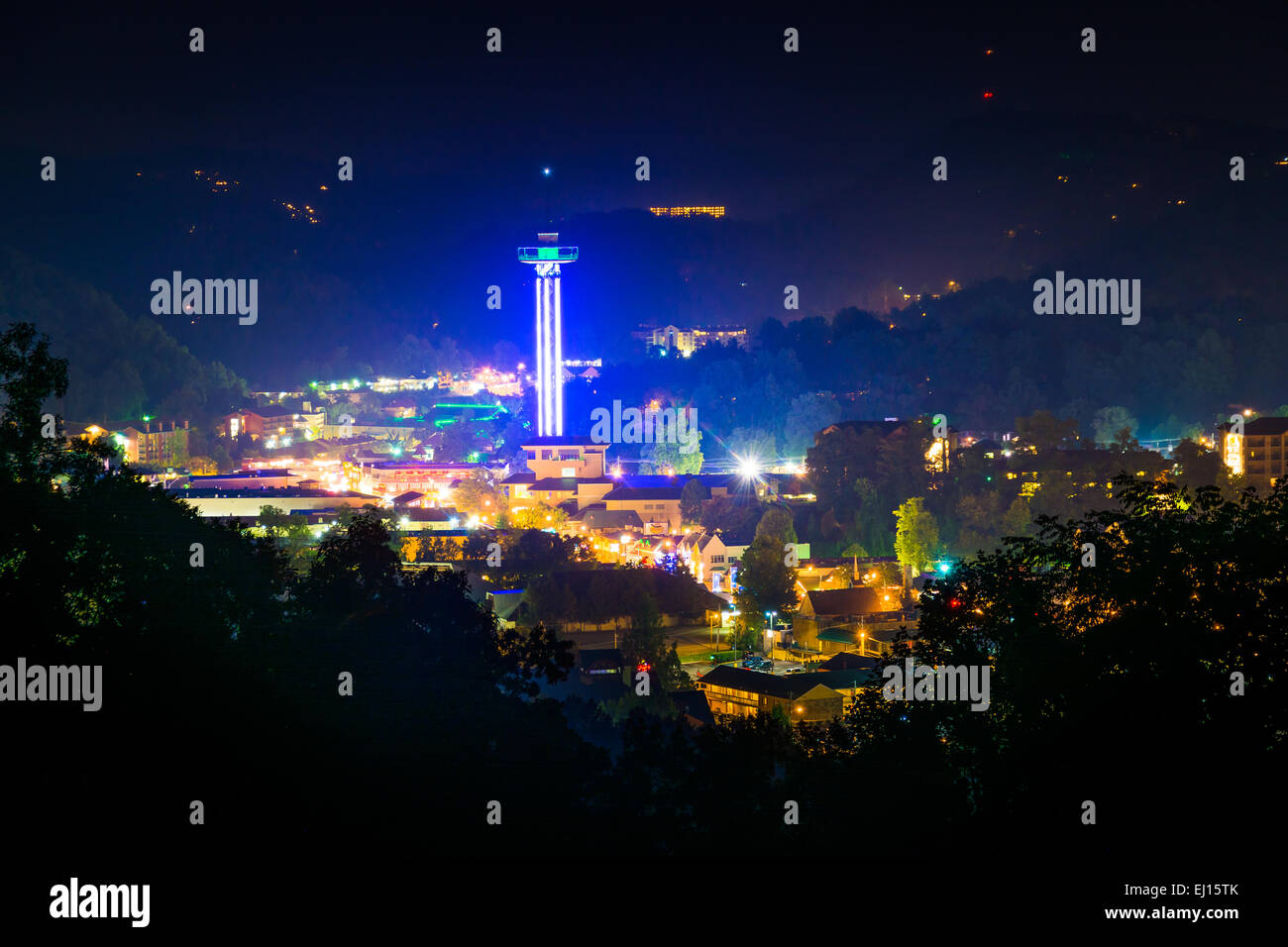 Avis de Gatlinburg la nuit, vu de Foothills Parkway de Great Smoky Mountains National Park, Tennessee. Banque D'Images