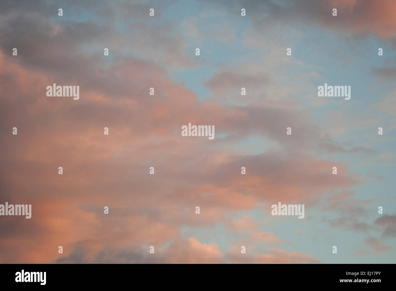 Coucher du soleil méditerranéen rose fond cloudscape en Croatie Banque D'Images
