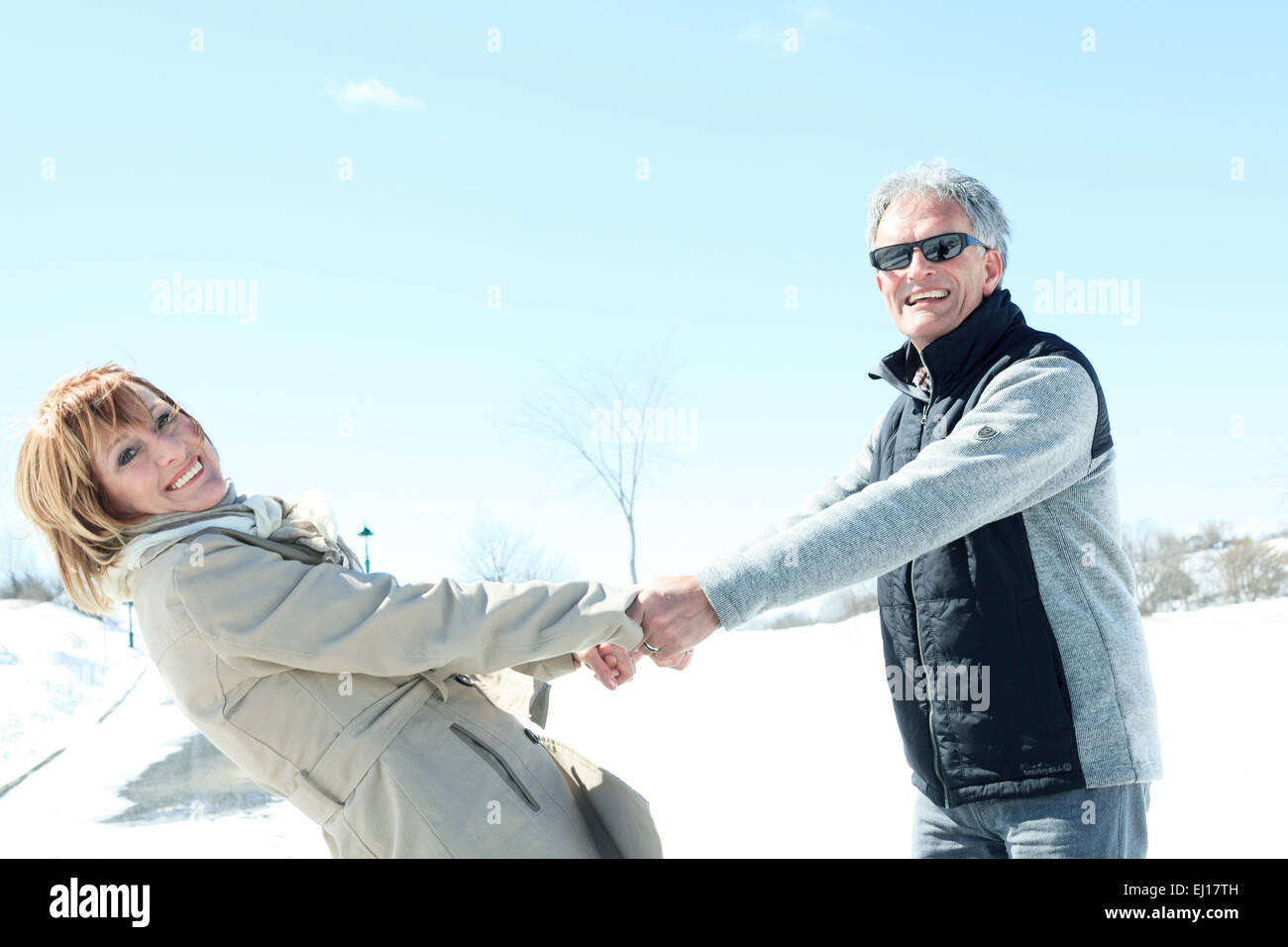 Portrait of happy senior couple en hiver Banque D'Images