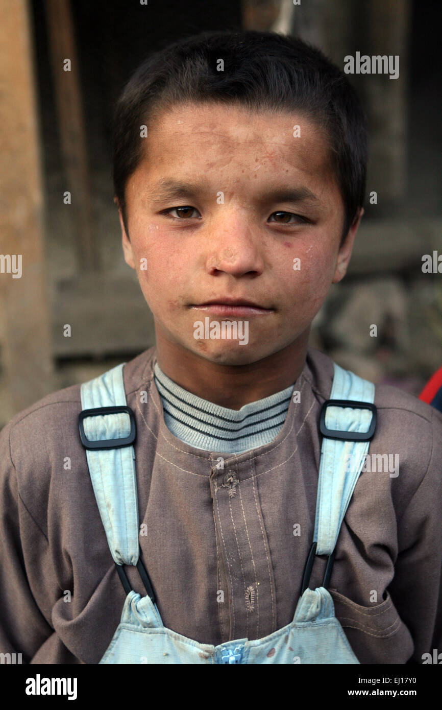 Dans l'enfant afghan Kaboul marché. Banque D'Images