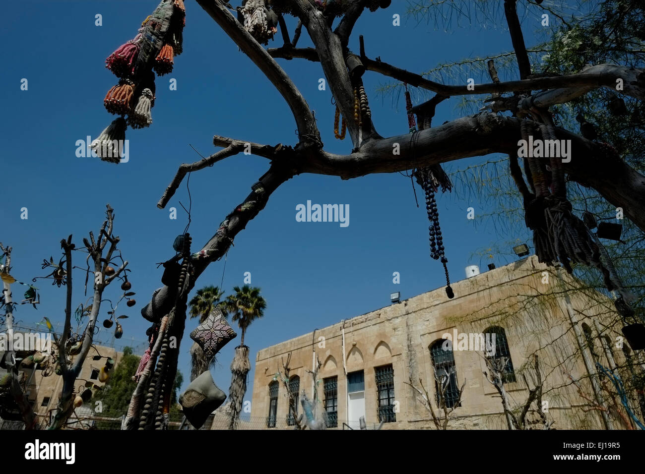 Un arbre décoré avec des artefacts à la cour de la Maison des artistes du Néguev dans la vieille ville de Beer-sheva Beer-Sheva orthographié également la plus grande ville dans le désert du Néguev dans le sud de l'Israël Banque D'Images Un arbre décoré avec des artefacts à la cour de la Maison des artistes du Néguev dans la vieille ville de Beer-sheva Beer-Sheva orthographié également la plus grande ville dans le désert du Néguev dans le sud de l'Israël Banque D'Images