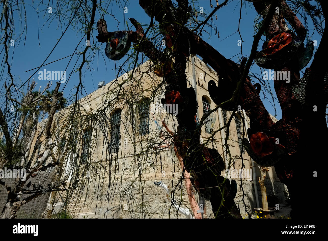 Un arbre décoré avec des artefacts à la cour de la Maison des artistes du Néguev dans la vieille ville de Beer-sheva Beer-Sheva orthographié également la plus grande ville dans le désert du Néguev dans le sud de l'Israël Banque D'Images Un arbre décoré avec des artefacts à la cour de la Maison des artistes du Néguev dans la vieille ville de Beer-sheva Beer-Sheva orthographié également la plus grande ville dans le désert du Néguev dans le sud de l'Israël Banque D'Images