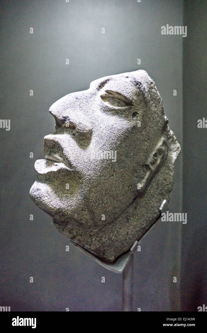 Tête en pierre de hache votive avec profil Maya utilisé sur ball pour dévier la balle 8ème-9ème siècle ap. Banque D'Images