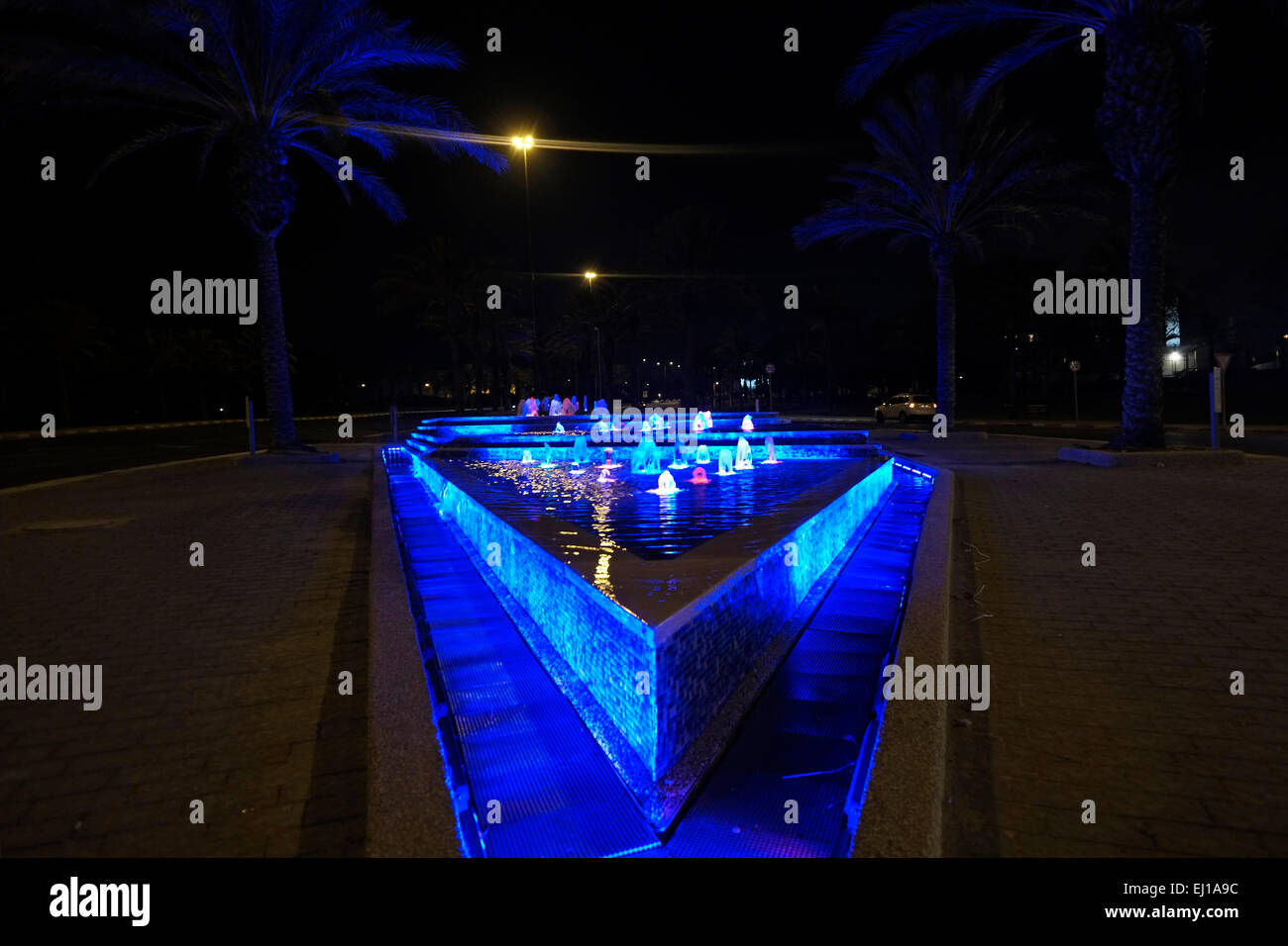 Une fontaine illuminée de lumières bleues dans un la jonction de rue à Beersheba a également orthographié Beer-Sheva la plus grande ville Dans le désert du Néguev du sud d'Israël Banque D'Images Une fontaine illuminée de lumières bleues dans un la jonction de rue à Beersheba a également orthographié Beer-Sheva la plus grande ville Dans le désert du Néguev du sud d'Israël Banque D'Images