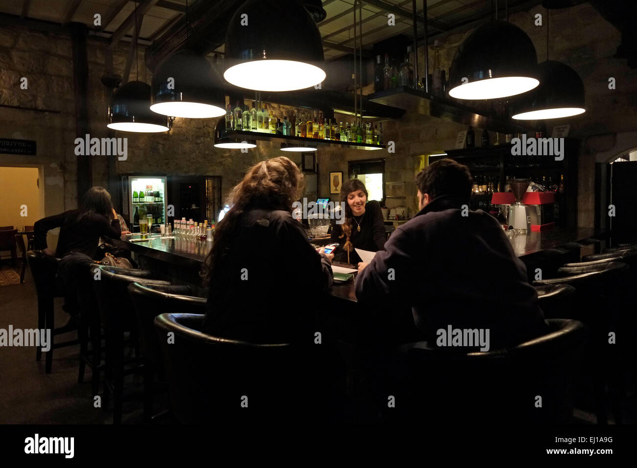 Les gens de l'emplacement en Smilanski Bar à tapas dans la vieille ville de Beer-sheva Beer-Sheva orthographié également la plus grande ville dans le désert du Néguev dans le sud de l'Israël Banque D'Images Les gens de l'emplacement en Smilanski Bar à tapas dans la vieille ville de Beer-sheva Beer-Sheva orthographié également la plus grande ville dans le désert du Néguev dans le sud de l'Israël Banque D'Images