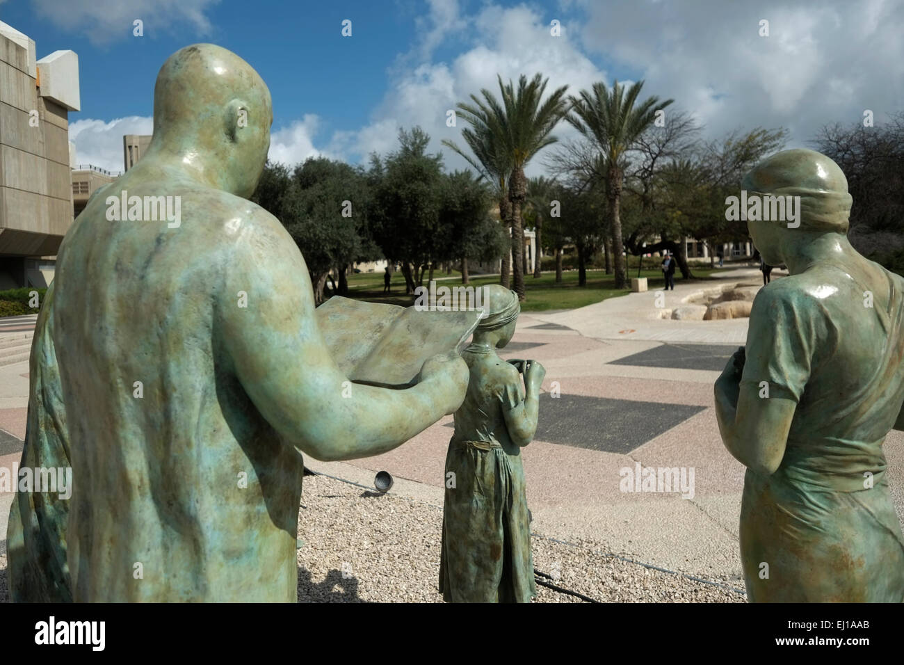 Les figures sculptées par le sculpteur Ofra Zimbalista à l'université Ben Gurion de Beersheba ont également écrit Beer-Sheva, la plus grande ville du désert du Néguev dans le sud d'Israël Banque D'Images Les figures sculptées par le sculpteur Ofra Zimbalista à l'université Ben Gurion de Beersheba ont également écrit Beer-Sheva, la plus grande ville du désert du Néguev dans le sud d'Israël Banque D'Images