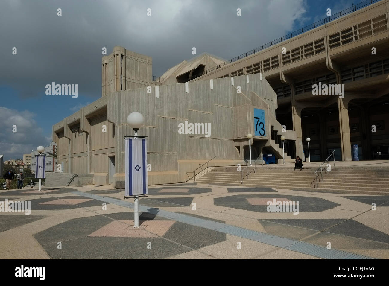 Le bâtiment des sciences humaines et sociales construit dans une architecture Brutaliste Style sur le campus de l'université Ben Gurion à Beersheba Également orthographié Beer-Sheva la plus grande ville du désert du Néguev Du sud d'Israël Banque D'Images Le bâtiment des sciences humaines et sociales construit dans une architecture Brutaliste Style sur le campus de l'université Ben Gurion à Beersheba Également orthographié Beer-Sheva la plus grande ville du désert du Néguev Du sud d'Israël Banque D'Images