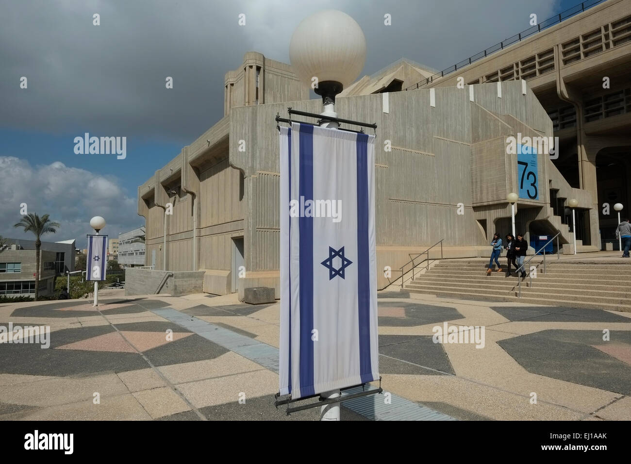 Les drapeaux israéliens pendus à l'extérieur du bâtiment des sciences humaines et sociales construit dans le style de l'architecture brutaliste sur le campus de l'université Ben Gurion à Beersheba ont également écrit Beer-Sheva la plus grande ville du désert du Néguev dans le sud d'Israël Banque D'Images Les drapeaux israéliens pendus à l'extérieur du bâtiment des sciences humaines et sociales construit dans le style de l'architecture brutaliste sur le campus de l'université Ben Gurion à Beersheba ont également écrit Beer-Sheva la plus grande ville du désert du Néguev dans le sud d'Israël Banque D'Images