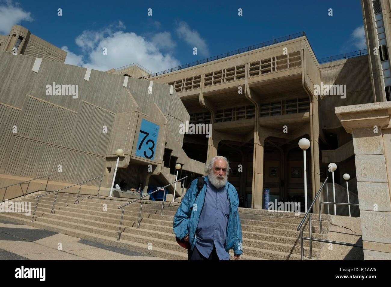 Le bâtiment des sciences humaines et sociales construit dans une architecture Brutaliste Style sur le campus de l'université Ben Gurion à Beersheba Également orthographié Beer-Sheva la plus grande ville du désert du Néguev Du sud d'Israël Banque D'Images Le bâtiment des sciences humaines et sociales construit dans une architecture Brutaliste Style sur le campus de l'université Ben Gurion à Beersheba Également orthographié Beer-Sheva la plus grande ville du désert du Néguev Du sud d'Israël Banque D'Images