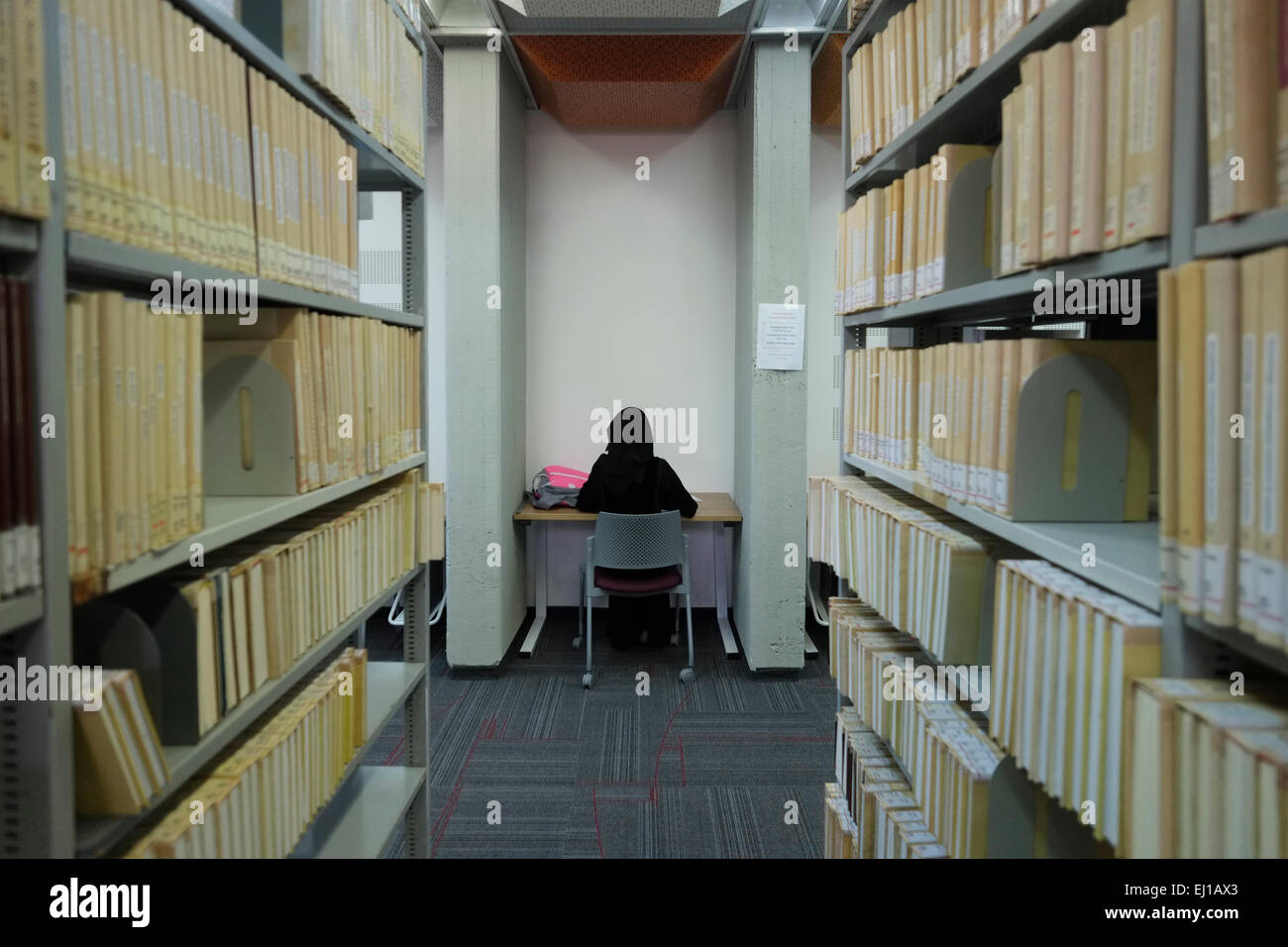 Un étudiant arabe israélien étudiant à la bibliothèque de l'université Ben Gurion de Beersheba a également écrit Beer-Sheva la plus grande ville du désert du Néguev dans le sud d'Israël Banque D'Images Un étudiant arabe israélien étudiant à la bibliothèque de l'université Ben Gurion de Beersheba a également écrit Beer-Sheva la plus grande ville du désert du Néguev dans le sud d'Israël Banque D'Images