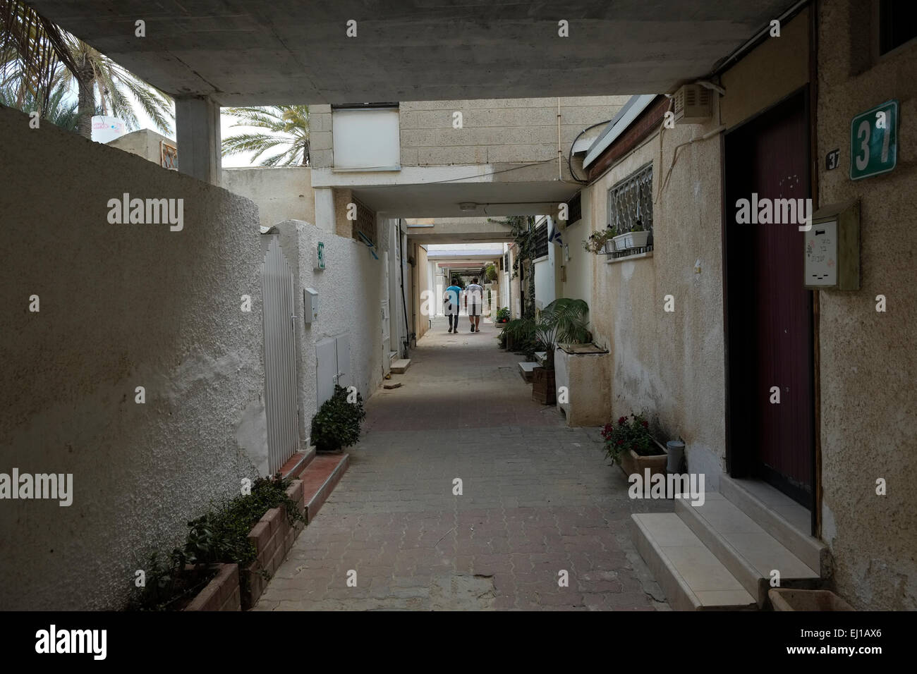 Un passage pour les piétons dans le projet de logement de tapis (Shikun Shatiah) Logement résidentiel en béton typique des années 1960 conçu par les architectes Nahum Zolotov et Daniel Havkin dans Neighbourhood Heh à Beersheba Également orthographié Beer-Sheva la plus grande ville du désert du Néguev Du sud d'Israël Banque D'Images Un passage pour les piétons dans le projet de logement de tapis (Shikun Shatiah) Logement résidentiel en béton typique des années 1960 conçu par les architectes Nahum Zolotov et Daniel Havkin dans Neighbourhood Heh à Beersheba Également orthographié Beer-Sheva la plus grande ville du désert du Néguev Du sud d'Israël Banque D'Images