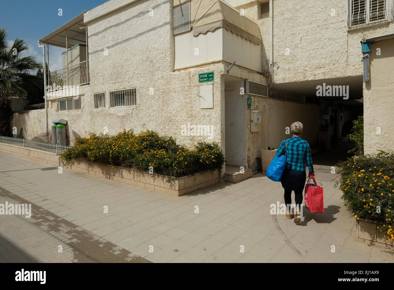 Un résident qui entre dans le projet de logement de tapis (Shikun Shatiah) Logement résidentiel en béton typique des années 1960 conçu par les architectes Nahum Zolotov et Daniel Havkin dans Neighbourhood Heh à Beersheba Également orthographié Beer-Sheva la plus grande ville du désert du Néguev Du sud d'Israël Banque D'Images Un résident qui entre dans le projet de logement de tapis (Shikun Shatiah) Logement résidentiel en béton typique des années 1960 conçu par les architectes Nahum Zolotov et Daniel Havkin dans Neighbourhood Heh à Beersheba Également orthographié Beer-Sheva la plus grande ville du désert du Néguev Du sud d'Israël Banque D'Images