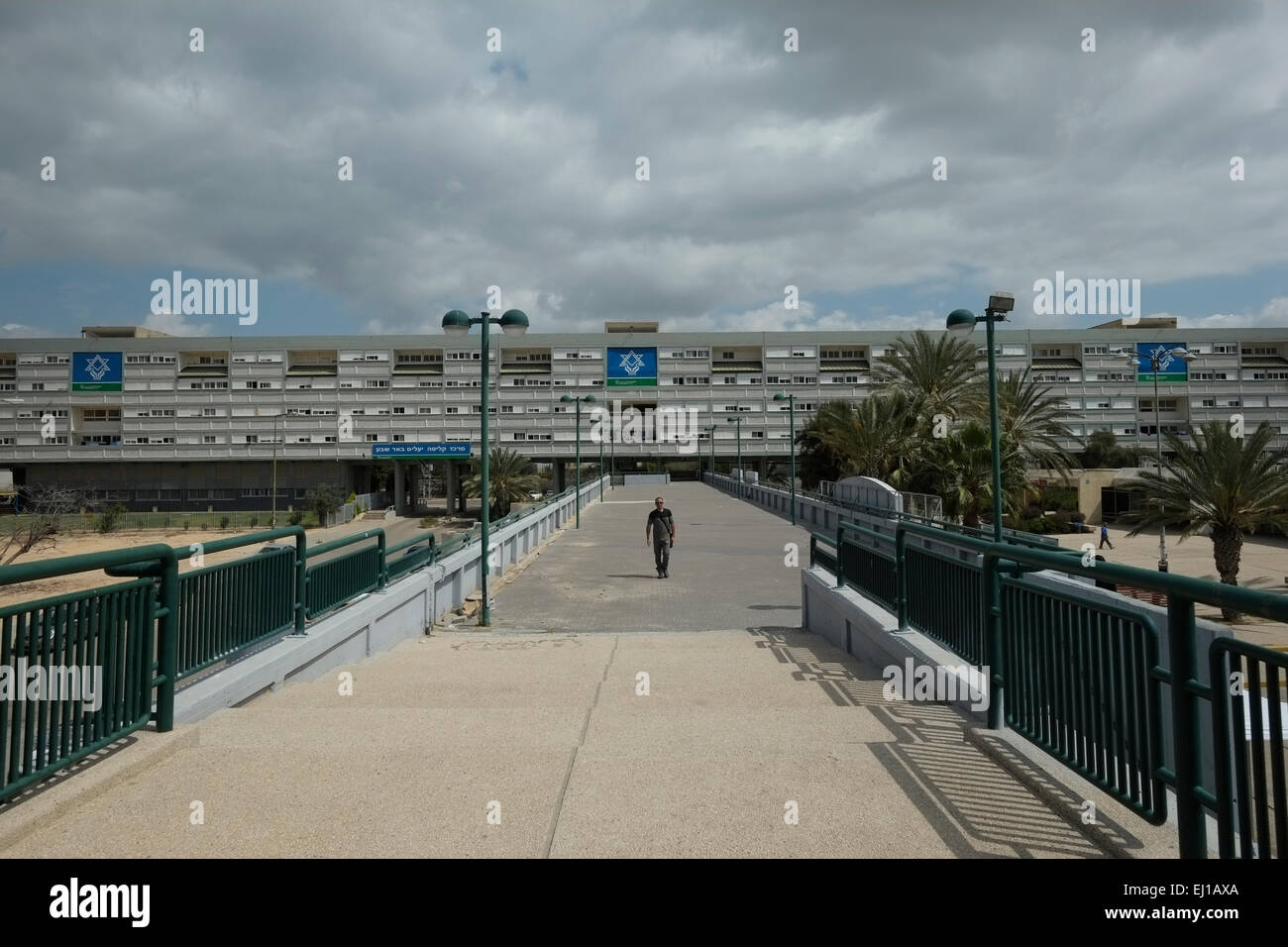 Vue sur le bloc de logements construit en quatre kilomètres de long Le style d'architecture Brutaliste conçu par Avraham Yaski et Amnon Alexandroni en 1958 dans le quartier de Heh à Beersheba a également orthographié Beer-Sheva la plus grande ville du désert du Negev au sud Israël Banque D'Images Vue sur le bloc de logements construit en quatre kilomètres de long Le style d'architecture Brutaliste conçu par Avraham Yaski et Amnon Alexandroni en 1958 dans le quartier de Heh à Beersheba a également orthographié Beer-Sheva la plus grande ville du désert du Negev au sud Israël Banque D'Images