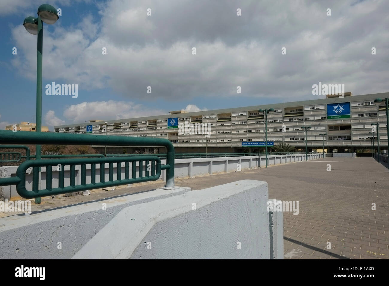 Vue sur le bloc de logements construit en quatre kilomètres de long Le style d'architecture Brutaliste conçu par Avraham Yaski et Amnon Alexandroni en 1958 dans le quartier de Heh à Beersheba a également orthographié Beer-Sheva la plus grande ville du désert du Negev au sud Israël Banque D'Images Vue sur le bloc de logements construit en quatre kilomètres de long Le style d'architecture Brutaliste conçu par Avraham Yaski et Amnon Alexandroni en 1958 dans le quartier de Heh à Beersheba a également orthographié Beer-Sheva la plus grande ville du désert du Negev au sud Israël Banque D'Images