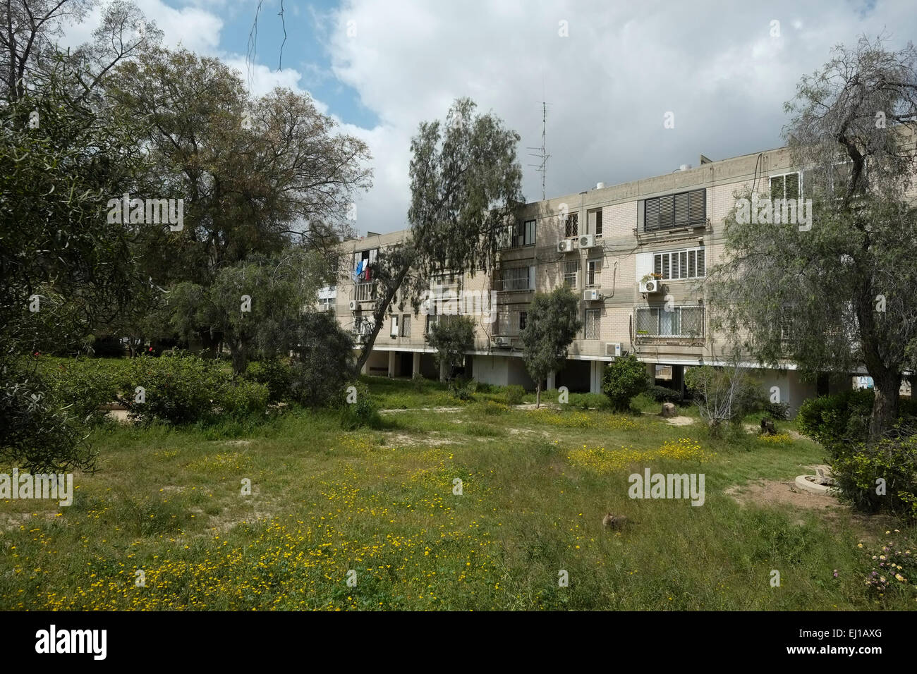 Un bâtiment résidentiel typique des années 1970 dans le quartier H de Beersheba a également écrit Beer-Sheva la plus grande ville du désert du Néguev dans le sud d'Israël Banque D'Images Un bâtiment résidentiel typique des années 1970 dans le quartier H de Beersheba a également écrit Beer-Sheva la plus grande ville du désert du Néguev dans le sud d'Israël Banque D'Images