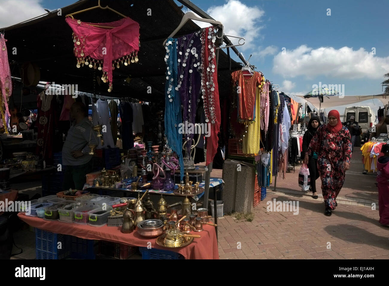Les gens des boutiques du marché Bédouin à la périphérie de Beer-sheva Beer-Sheva orthographié également la plus grande ville dans le désert du Néguev dans le sud de l'Israël Banque D'Images Les gens des boutiques du marché Bédouin à la périphérie de Beer-sheva Beer-Sheva orthographié également la plus grande ville dans le désert du Néguev dans le sud de l'Israël Banque D'Images