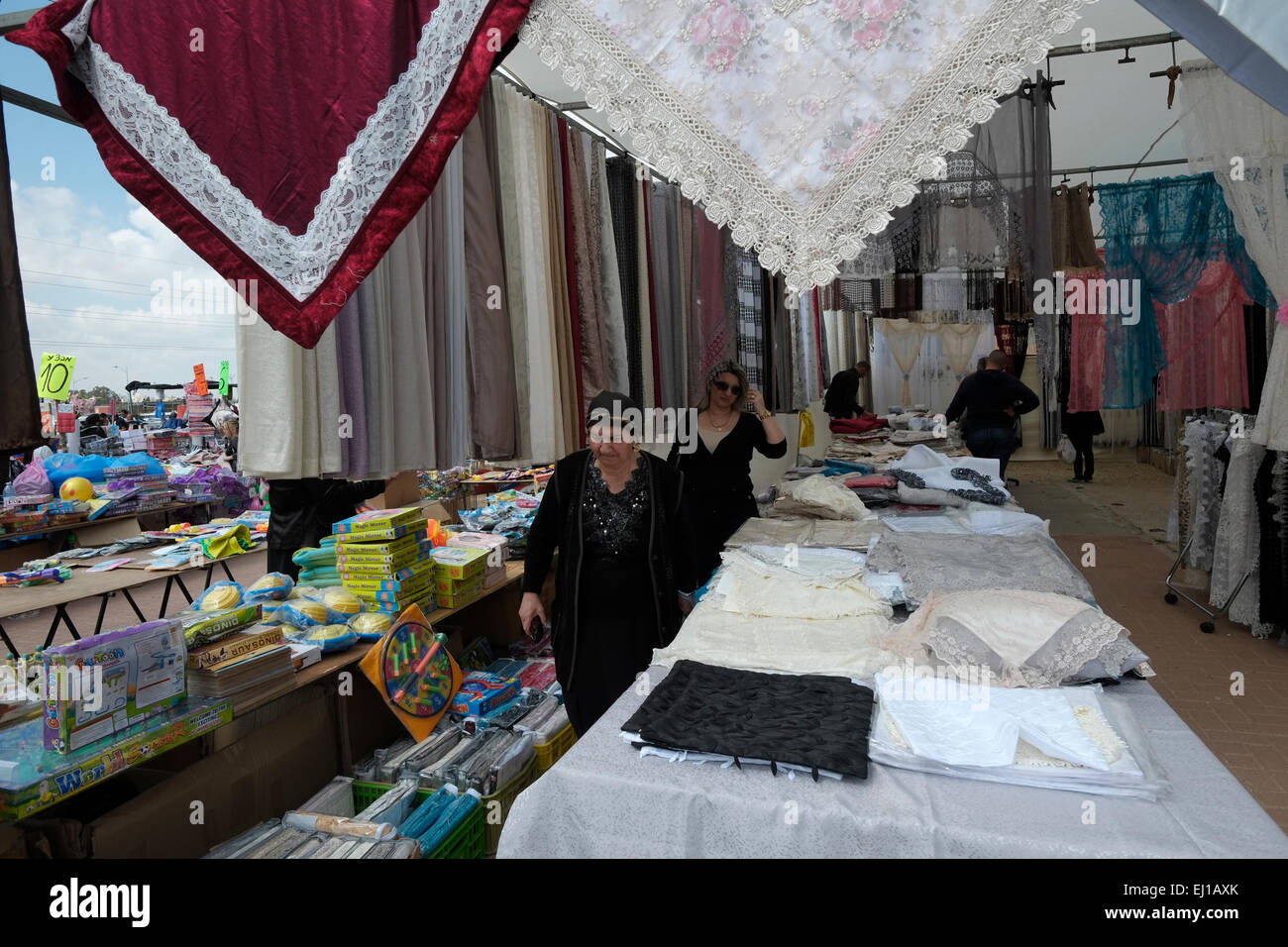 Les gens des boutiques du marché Bédouin à la périphérie de Beer-sheva Beer-Sheva orthographié également la plus grande ville dans le désert du Néguev dans le sud de l'Israël Banque D'Images Les gens des boutiques du marché Bédouin à la périphérie de Beer-sheva Beer-Sheva orthographié également la plus grande ville dans le désert du Néguev dans le sud de l'Israël Banque D'Images