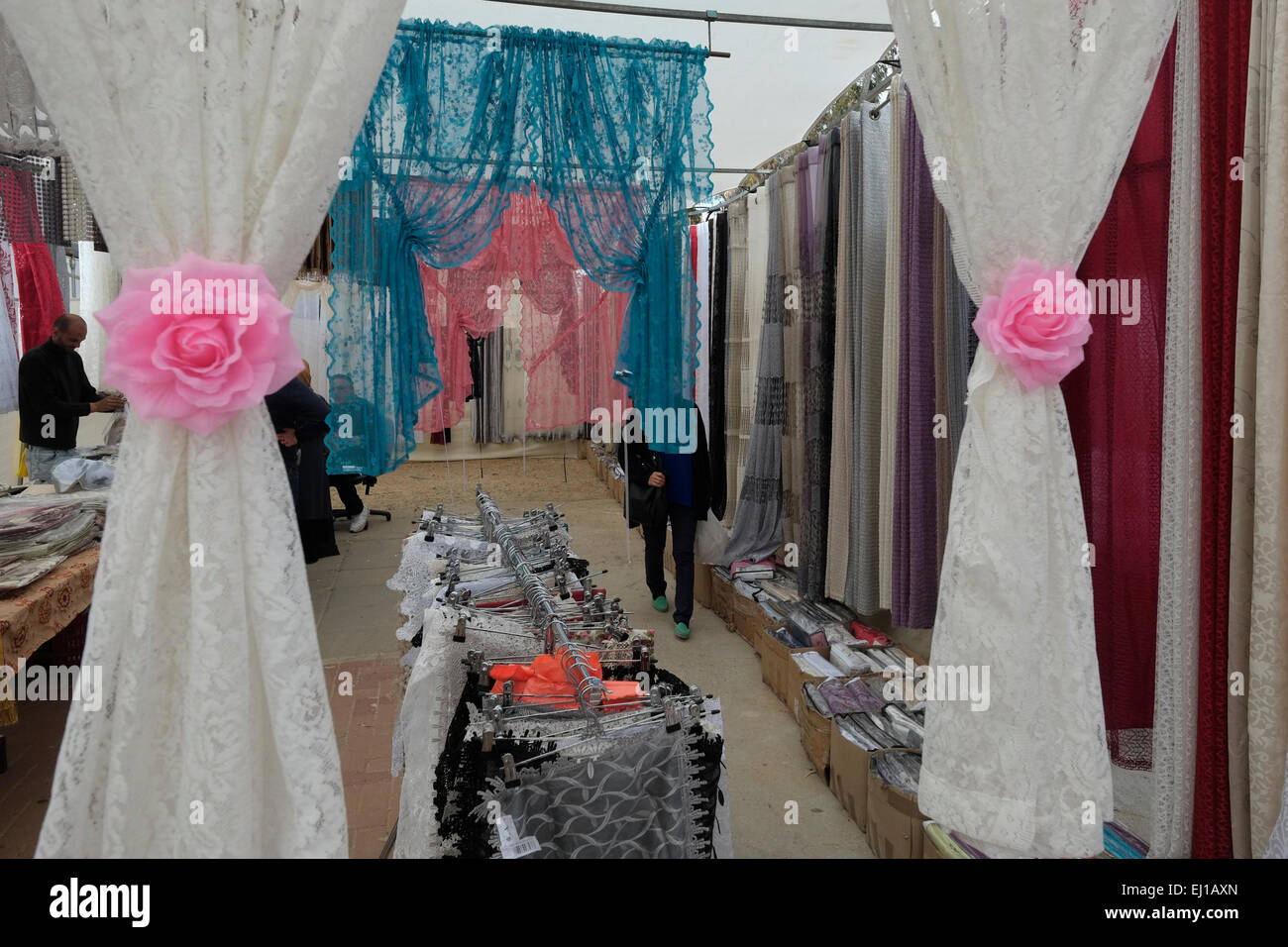Les gens des boutiques du marché Bédouin à la périphérie de Beer-sheva Beer-Sheva orthographié également la plus grande ville dans le désert du Néguev dans le sud de l'Israël Banque D'Images Les gens des boutiques du marché Bédouin à la périphérie de Beer-sheva Beer-Sheva orthographié également la plus grande ville dans le désert du Néguev dans le sud de l'Israël Banque D'Images