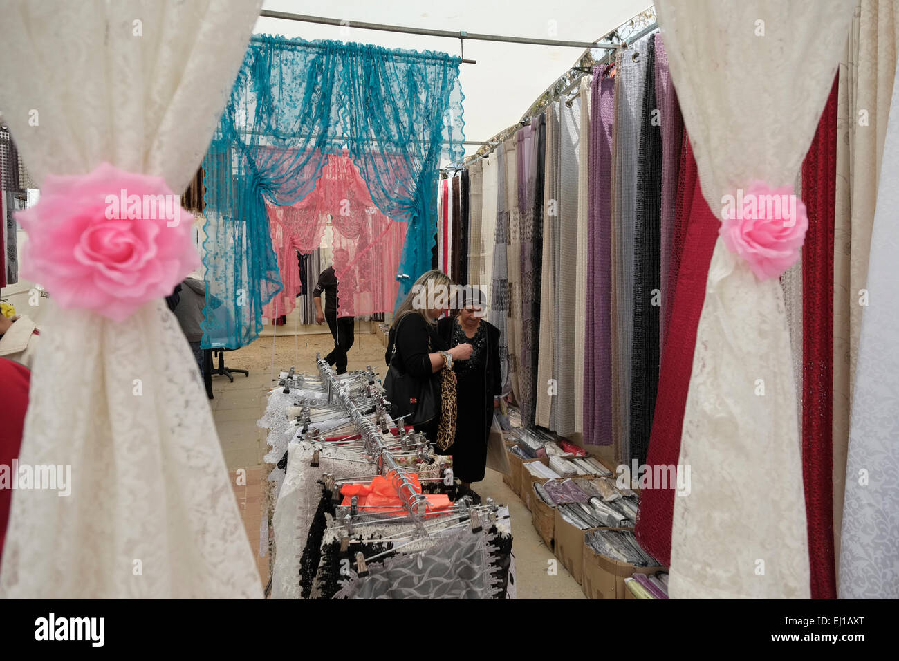 Les gens des boutiques du marché Bédouin à la périphérie de Beer-sheva Beer-Sheva orthographié également la plus grande ville dans le désert du Néguev dans le sud de l'Israël Banque D'Images Les gens des boutiques du marché Bédouin à la périphérie de Beer-sheva Beer-Sheva orthographié également la plus grande ville dans le désert du Néguev dans le sud de l'Israël Banque D'Images
