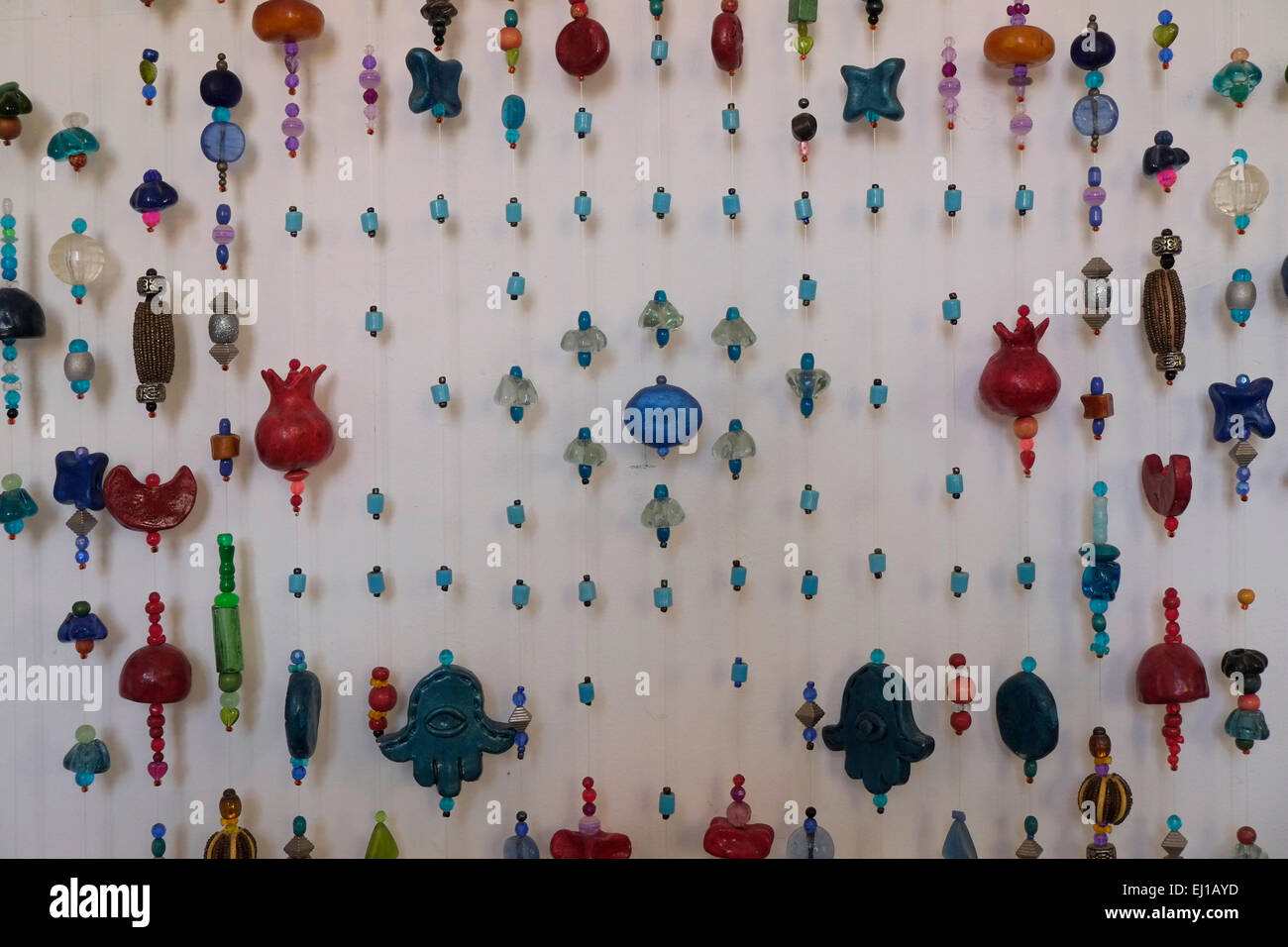 Travail du verre expose à la Maison des artistes du Néguev dans la vieille ville de Beer-sheva Beer-Sheva orthographié également la plus grande ville dans le désert du Néguev dans le sud de l'Israël Banque D'Images Travail du verre expose à la Maison des artistes du Néguev dans la vieille ville de Beer-sheva Beer-Sheva orthographié également la plus grande ville dans le désert du Néguev dans le sud de l'Israël Banque D'Images