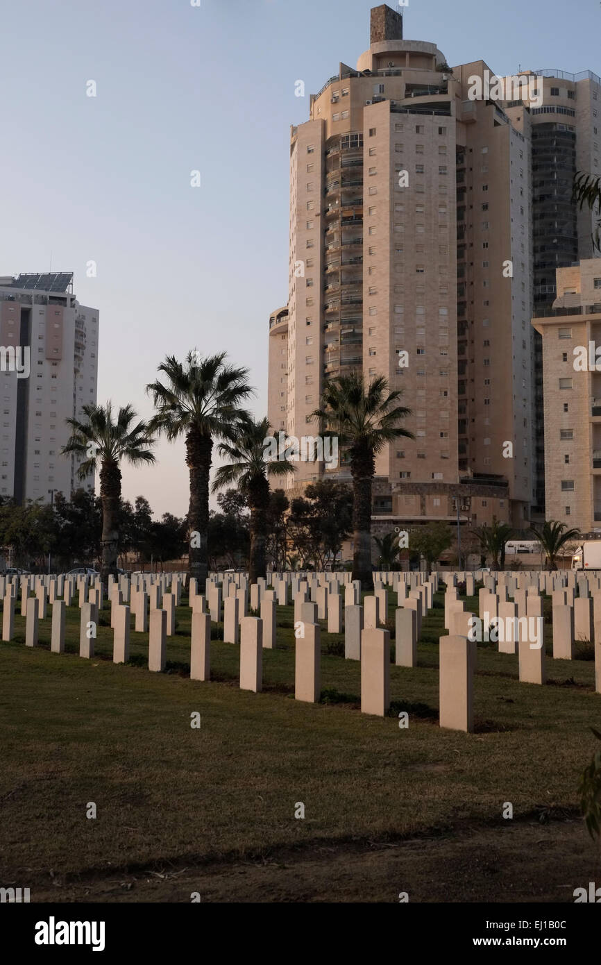 Le cimetière de guerre britannique contenant 1,241 inhumations du Commonwealth La première Guerre mondiale à Beersheba a également écrit Beer-Sheva la plus grande Ville dans le désert du Néguev du sud d'Israël Banque D'Images Le cimetière de guerre britannique contenant 1,241 inhumations du Commonwealth La première Guerre mondiale à Beersheba a également écrit Beer-Sheva la plus grande Ville dans le désert du Néguev du sud d'Israël Banque D'Images