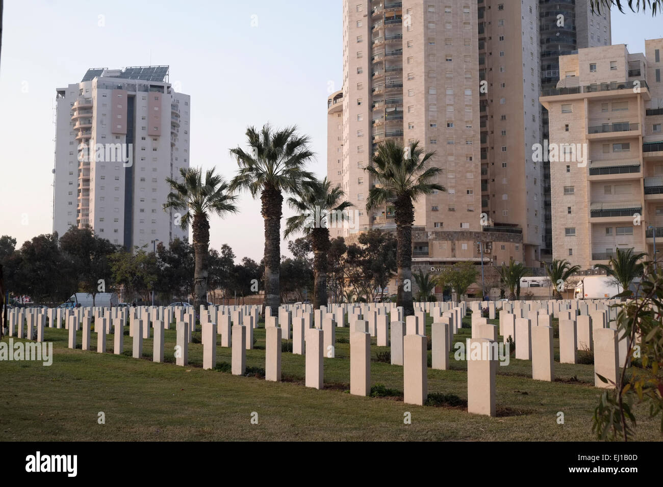Le cimetière de guerre britannique contenant 1,241 inhumations du Commonwealth La première Guerre mondiale à Beersheba a également écrit Beer-Sheva la plus grande Ville dans le désert du Néguev du sud d'Israël Banque D'Images Le cimetière de guerre britannique contenant 1,241 inhumations du Commonwealth La première Guerre mondiale à Beersheba a également écrit Beer-Sheva la plus grande Ville dans le désert du Néguev du sud d'Israël Banque D'Images