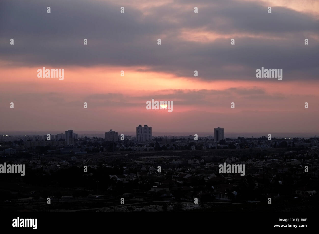 Le coucher du soleil sur Beersheba a également orthographié Beer-Sheva la plus grande ville de Le désert du Néguev dans le sud d'Israël Banque D'Images Le coucher du soleil sur Beersheba a également orthographié Beer-Sheva la plus grande ville de Le désert du Néguev dans le sud d'Israël Banque D'Images