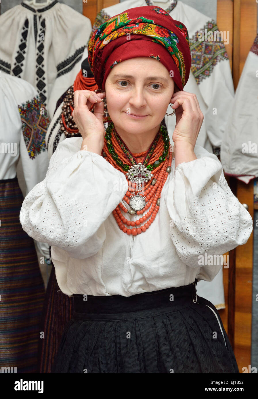 Femme ukrainienne dans le vêtement traditionnel Banque D'Images