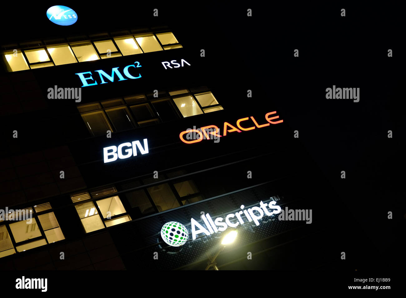 Les logos de la société dans un immeuble de bureaux du parc technologique de Beersheba ont également orthographié Beer-Sheva la plus grande ville du désert du Néguev dans le sud d'Israël. La ville se prépare à devenir l'une des cyber-capitales mondiales, avec des multinationales comme EMC, Deutsche Telekom, AG, Lockheed Martin, Oracle et IBM ayant déjà des bureaux dans la ville. Banque D'Images Les logos de la société dans un immeuble de bureaux du parc technologique de Beersheba ont également orthographié Beer-Sheva la plus grande ville du désert du Néguev dans le sud d'Israël. La ville se prépare à devenir l'une des cyber-capitales mondiales, avec des multinationales comme EMC, Deutsche Telekom, AG, Lockheed Martin, Oracle et IBM ayant déjà des bureaux dans la ville. Banque D'Images