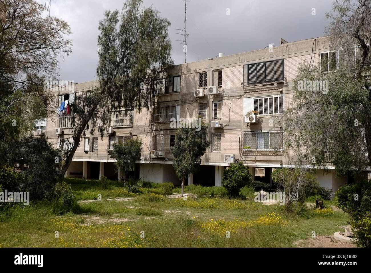 Un immeuble à construire à partir des années 1970 dans le quartier Heh à Beersheba également orthographié Beer-Sheva la plus grande ville dans le désert du Néguev dans le sud de l'Israël Banque D'Images Un immeuble à construire à partir des années 1970 dans le quartier Heh à Beersheba également orthographié Beer-Sheva la plus grande ville dans le désert du Néguev dans le sud de l'Israël Banque D'Images