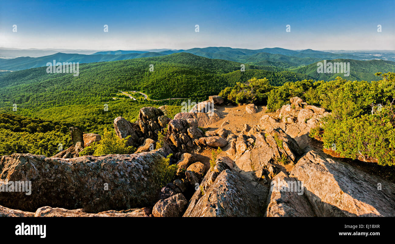 Compte tenu de la soirée Blue Ridge Mountains de Mary's Rock, le long de l'Appalachian Trail dans le Parc National Shenandoah, en Virginie. Banque D'Images