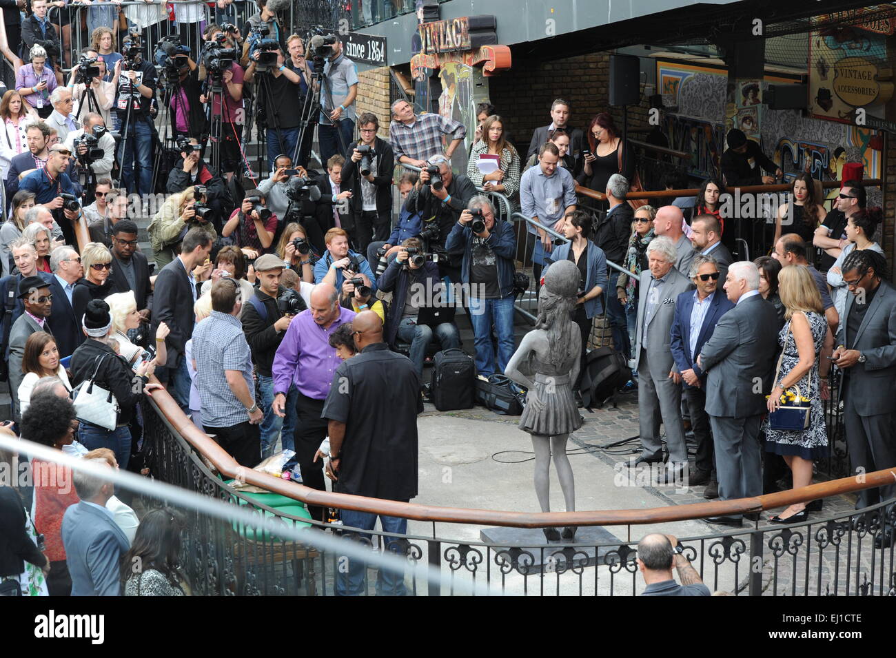 Une statue de la fin de l'Amy Winehouse est dévoilé à Camden Town avec : Mitch Winehouse Où : London, Royaume-Uni Quand : 14 mai 2014 Banque D'Images