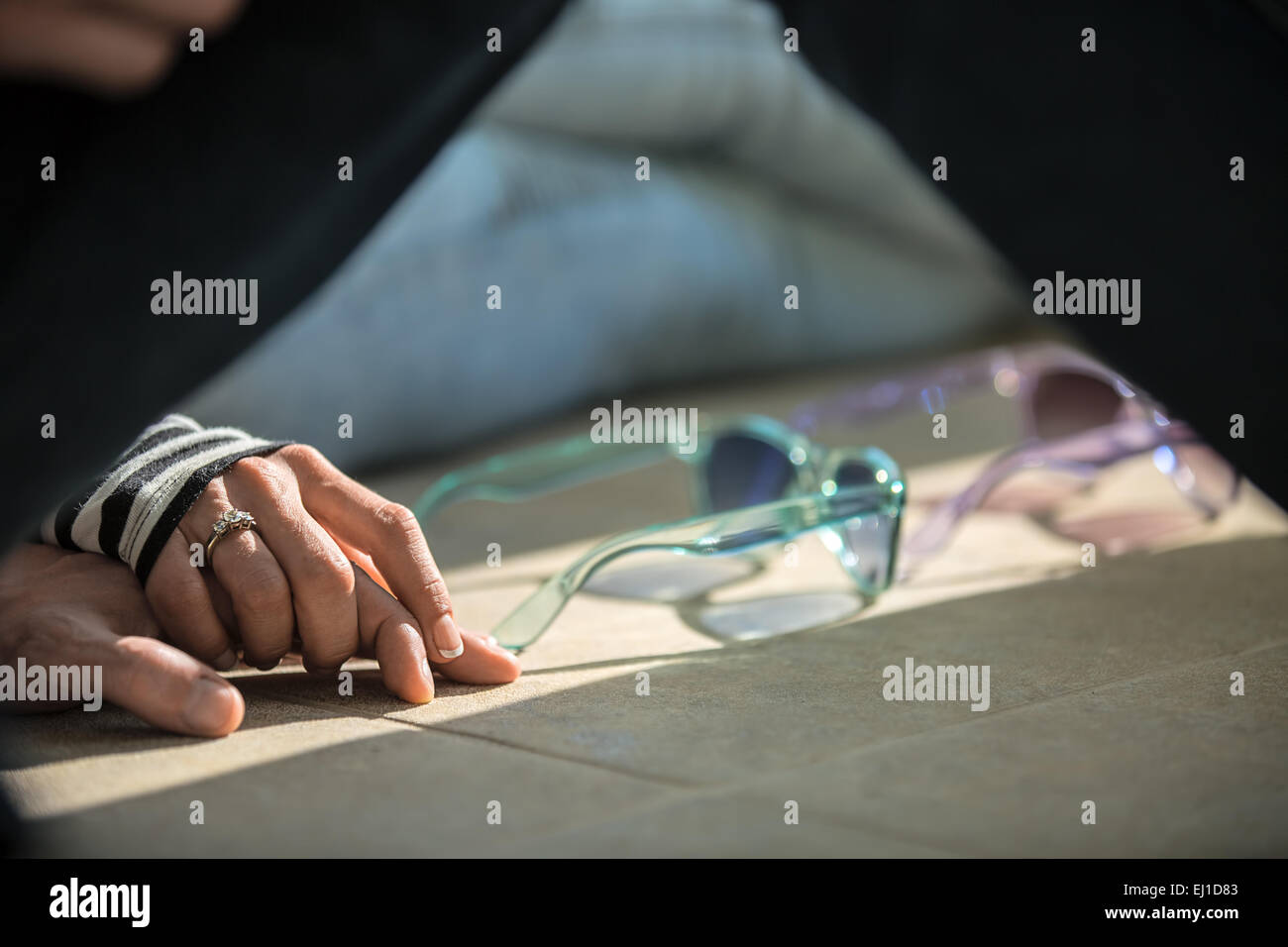 Love couple assis sur le plancher holding hands Banque D'Images