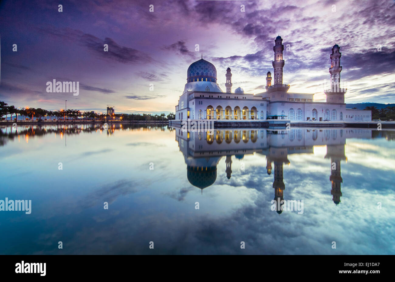 Kota Likas mosquée pendant le lever du soleil Banque D'Images