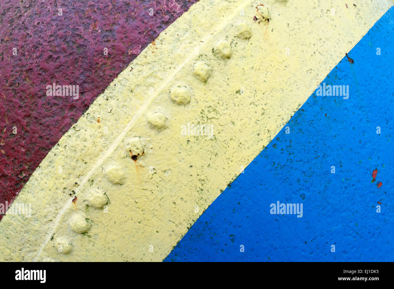 Close-up de rayures colorées sur une bouée en fer Banque D'Images