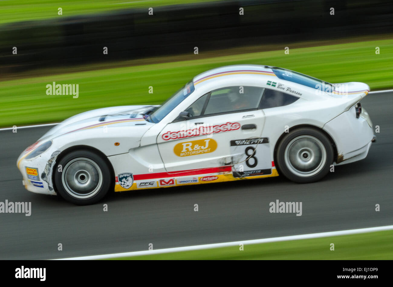 Courses de voiture Ginetta Junior blanc autour du circuit international Oulton Park Banque D'Images
