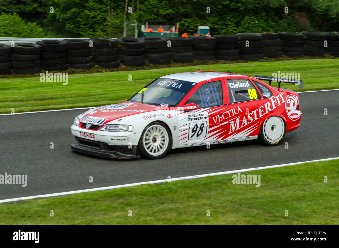 Les lecteurs de Cleland un classique Vauxhall Vectra participe à une course de voitures de tourisme classique à Oulton Park circuit de course Banque D'Images