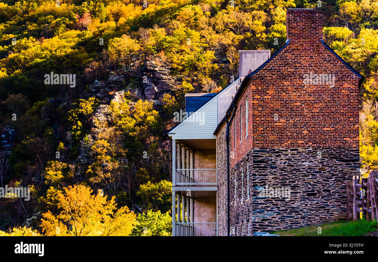 Les bâtiments historiques et la couleur en automne dans la région de Harpers Ferry, West Virginia. Banque D'Images