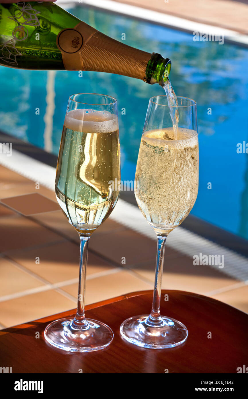 Fermer La Vue Sur Versant Refrigerees Verres De Cava Sur Terrasse Ensoleillee Avec Piscine A Debordement De Luxe En Arriere Plan Photo Stock Alamy
