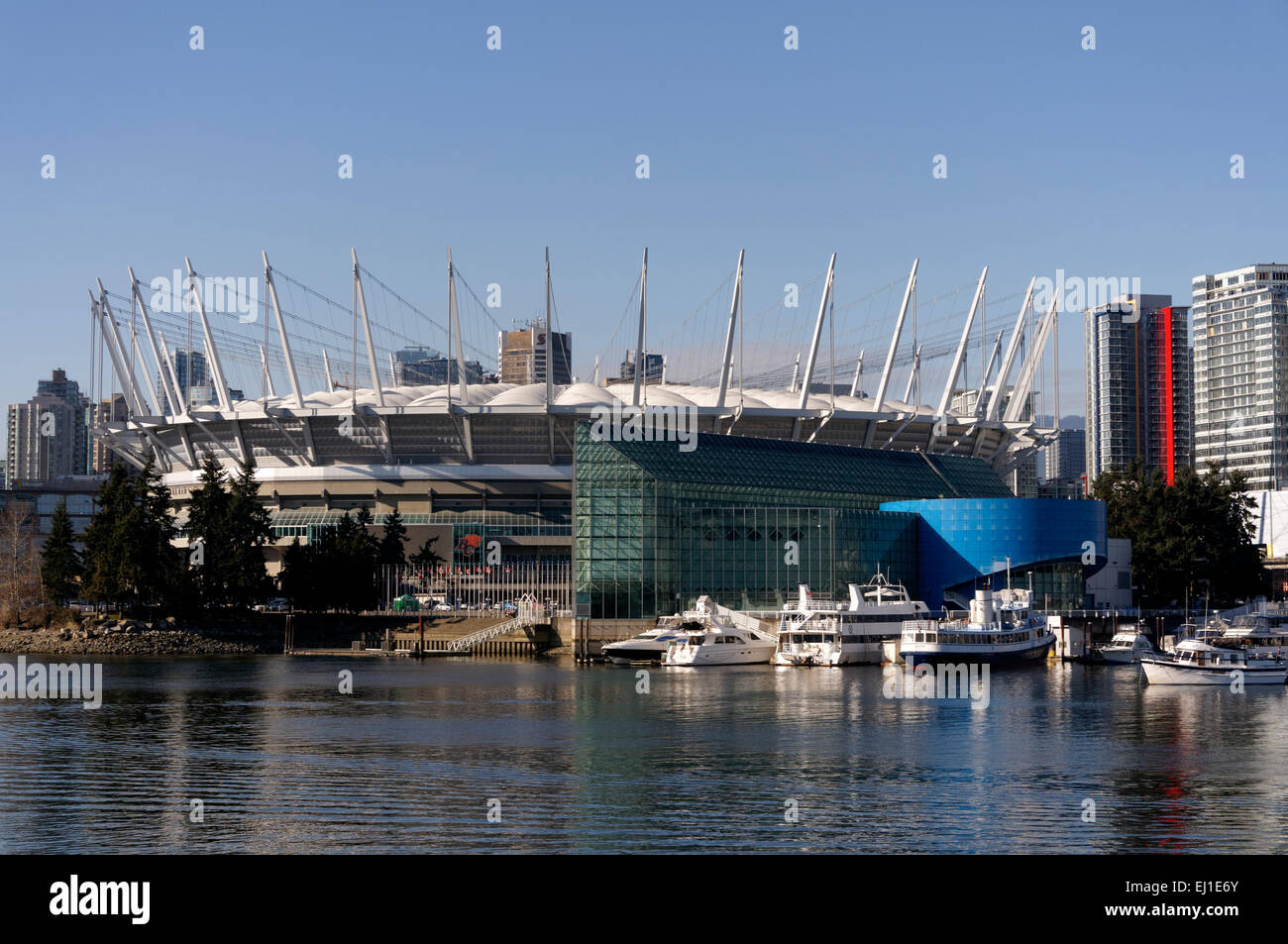 Le Stade BC Place et de la Place des nations unies à partir de False Creek, Vancouver, BC, Canada Banque D'Images