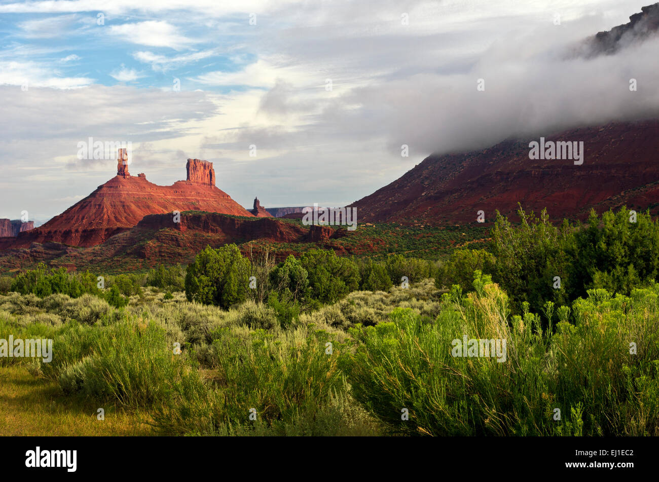 Le Red Rock buttes à l'aube, Château Valley, Utah, United States. Banque D'Images