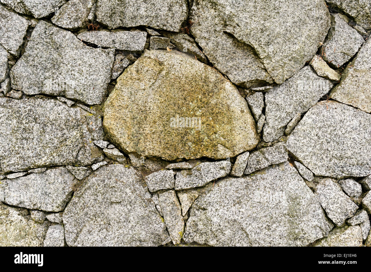 Close-up d'un mur en pierre sèche avec le fendillement des pierres Banque D'Images