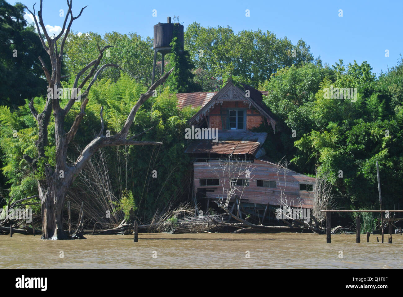 Vieille maison de bois sur la rivière Lujan. Tigre, Buenos Aires. L'Argentine. Banque D'Images