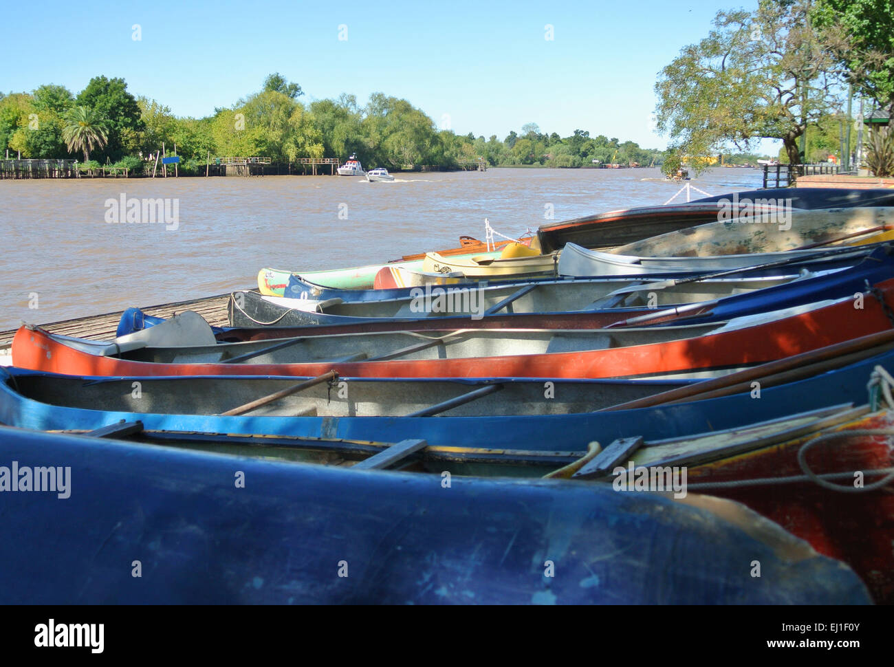 Bateaux le long de la rivière. Buenos Aires, Argentine. Banque D'Images