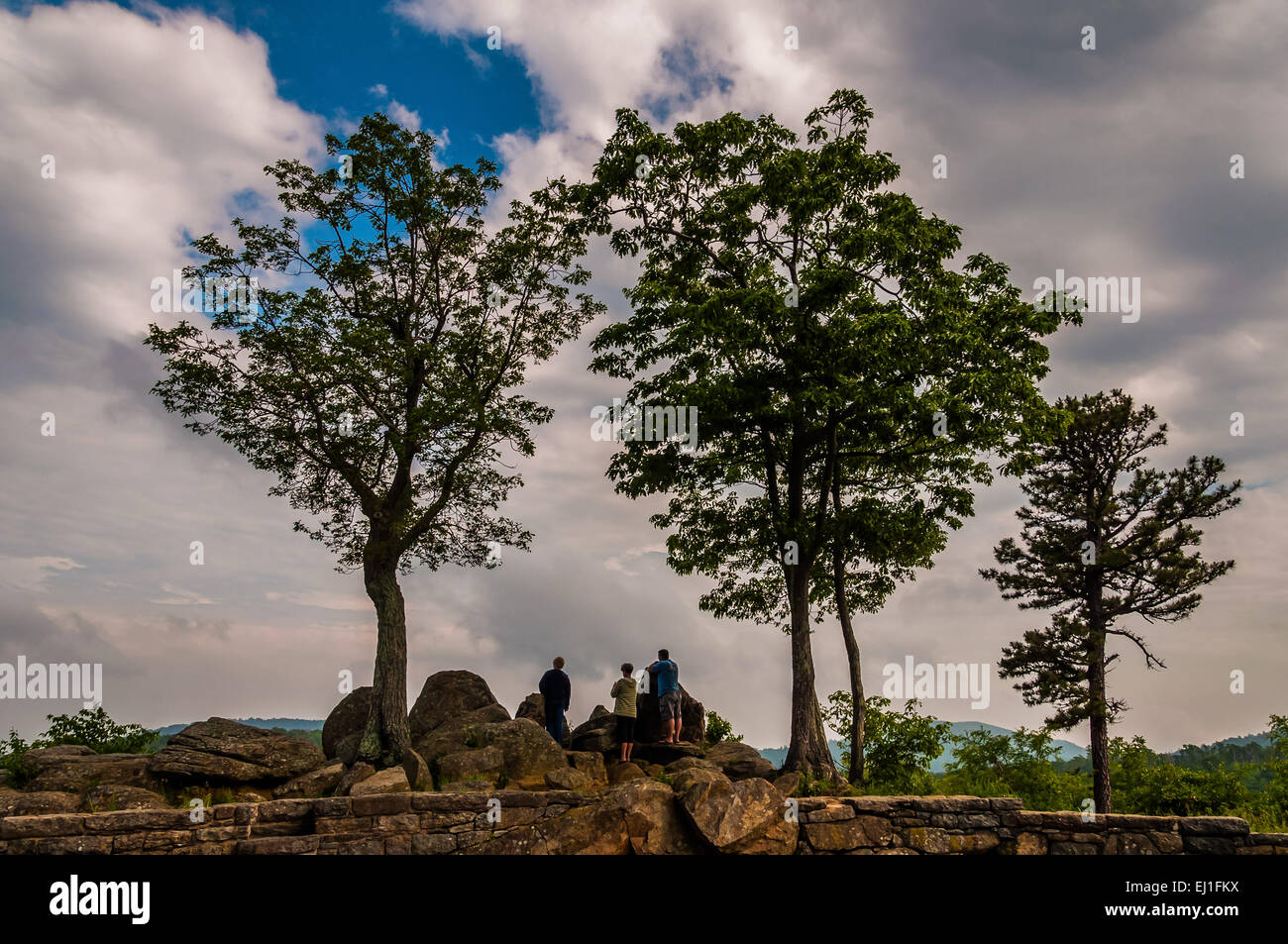 Les roches, les arbres, et les touristes à un belvédère sur la Skyline Drive dans le Parc National Shenandoah, en Virginie. Banque D'Images